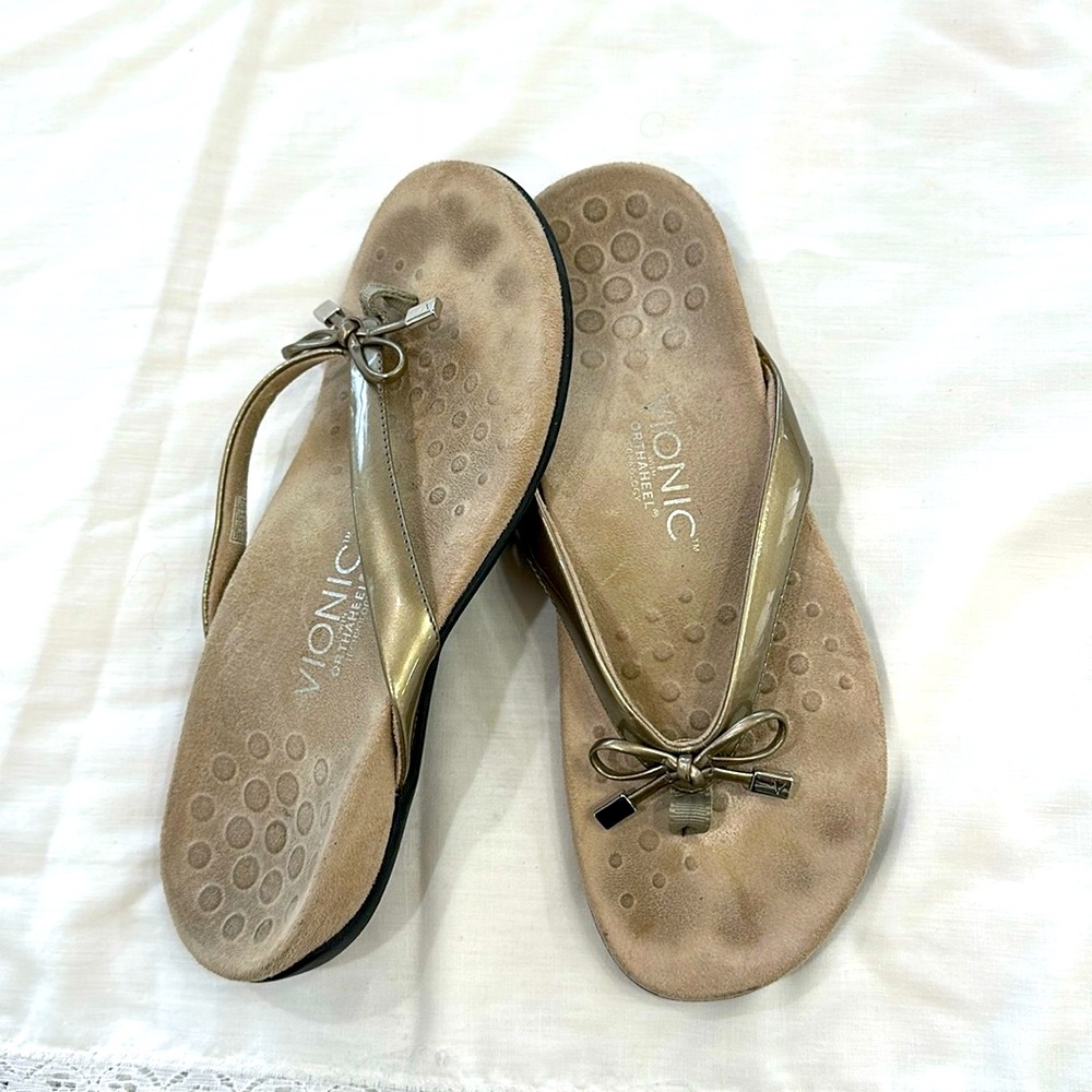 VIONIC Bella II Bow Flip Flop Thong Sandals Metallic Pewter Gold Womens …